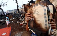 Seorang warga berhasil menemukan ijazah di antara puing-puing kebakaran. Namun ijazah tersebut sudah tidak utuh lagi.