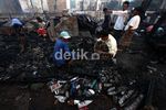 Warga Mengais Sisa Kebakaran