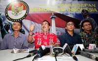 Zamakh Sari (baju merah) menjelaskan kepada wartawan soal isu SARA yang ditebar Rhoma Irama. Bang haji (Rhoma Irama) bukan bagian tim kampanye Foke-Nara, bukan tim suksesnya. Hadirnya Bang Haji di masjid Al-Isra, untuk menyampaikkan dakwah, yang disampaikan dalam dalil Al-Quran, ujar Zamakh Sari.