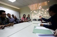 Ketua Panwaslu Ramdansyah (kanan) bertanya seputar video tersebut. Menurut Zamakh, apa yang disampaikan oleh Rhoma bukanlah kampanye, melainkan dakwah biasa.