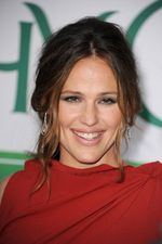 Dibalut Dress Merah, Jennifer Garner Tampak Anggun