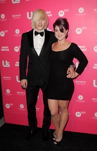 5. Kelly Osbourne & Luke Worrall. Perpisahan Kelly Osbourne dengan tunangannya, Luke Worrall cukup dramatis. Kelly berpisah dari Luke setelah tahu bahwa tunangannya itu selingkuh dengan model transgender, Elle Schneider. Harus memberitahu orang tua saya bahwa tunangan saya selingkuh dengan seorang transgender adalah momen yang paling tidak enak. Itu sangat memalukan, ujar Kelly. Jason Merritt/Getty Images.