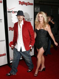 4. Kevin Federline & Britney Spears. Lagi-lagi Britney Spears berpisah secara dramatis dengan pasangannya. Setelah menikah dengan Kevin Federline dan mempunyai dua orang anak, Britney dan Kevin memutuskan untuk berpisah. Tak berhenti sampai di situ, pasangan tersebut berseteru untuk mendapat hak asuh anak-anak mereka yang akhirnya jatuh pada Kevin. Matthew Simmons/Getty Images.