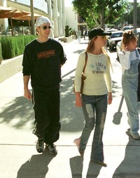 10. Justin Timberlake & Britney Spears. Britney Spears dan Justin Timberlake merupakan pasangan paling serasi di era 2000. Namun, pasangan tersebut membuat khayalan semua penggemarnya buyar saat mereka memutuskan untuk berpisah. Rumor yang beredar, Britney menyelingkuhi Justin dan video klip Justin yang Cry Me A River seperti menyindir penyanyi pelantun Toxic itu. Jason Kirk/Online USA.