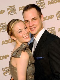 9. LeAnn Rimes & Dean Sheremet. Penyanyi country, LeAnn Rimes pertama kali menikah dengan dancer Dean Sheremet pada 2002 lalu. Namun, pada tahun 2008, LeAnn berselingkuh dengan Eddie Cibrian, yang kini menjadi suaminya, saat bertemu di Northern Lights. Rick Diamond/Getty Images.