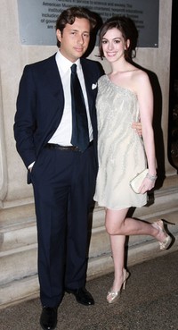 7. Raffaello Follieri & Anne Hathaway. Perjalanan cinta Anne Hathaway dengan pacar Italinya, Raffaello Follieri tak selancar yang seperti diharapkan. Setelah menjalin cinta sejak 2004, Anne memutuskan untuk berpisah dari Raffaello karena mantan kekasihnya itu tersangkut kasus penggelapan. Ia dituduh menggelapkan uang perusahaannya sebesar US$ 55 juta atau sekitar Rp 504 miliar dan dipenjara empat setengah tahun lamanya. W