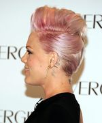 Pink Masih Setia dengan Gaya Rambutnya