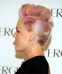 Rambut cepak Pink yang berwarna pink. Angela Weiss/Getty Images.