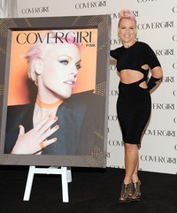 Pink berpose dengan foto COVERGIRL-nya di Shutters On The Beach, Santa Monica, California, Senin (6/8/2012). Angela Weiss/Getty Images.