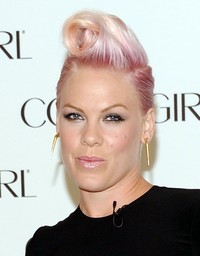 Pink setia dengan gaya rambutnya yang tak pernah panjang lebih dari sebahu itu. Angela Weiss/Getty Images.