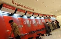 Masyarakat menggunakan layanan Bank HSBC.
