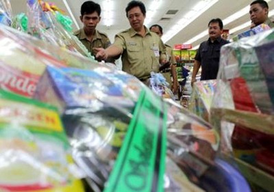 Dinas Kesehatan Razia Makanan Kadaluarsa
