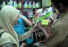 Razia Parsel, Petugas Temukan Label Mamin Kadaluarsa Dipalsu