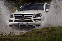 Mercedes mengklaim GL Clas terbaru ini akan menjadi seperti sedan mewah S-Class di medan offroad. (dok Daimler)