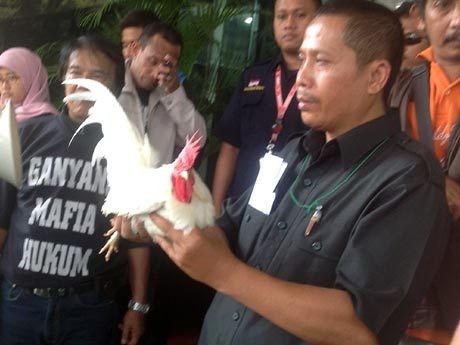 Biar Makin Berani, KPK Diberi Ayam Jantan