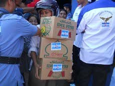 Anas & Ibas Bagikan 1.000 Paket Sembako di Yogyakarta