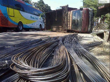 Ini Truk yang Terguling karena Disenggol Bus Anas di Bantul