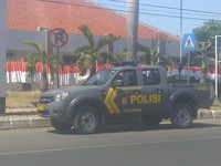 Sebuah mobil polisi parkir tepat di lokasi dilarang parkir di Jalan Sisingamangaraja, Cirebon (Foto Markus S).