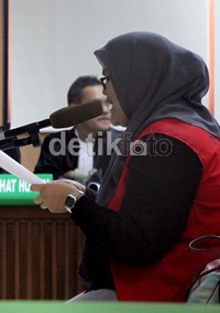 Afriyani membuat pembelaan pribadi, selain pembelaan hukum dari tim pengacara.