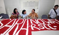 Ratna Sarumpaet (baju biru) berbincang dengan Ketua Forum Masyarakat Peduli Parlemen Indonesia (Formappi) Sebastian Salang (batik coklat) sebelum audiensi dengan Panwaslu. Panwaslu didesak untuk lebih tegas menindak pelaku SARA menjelang pemilihan putaran kedua Pilgub DKI Jakarta.
