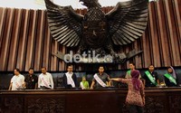 Sekjen DPD RI melakukan gladi bersih untuk persiapan persiapan pidato kenegaraan presiden di Gedung Nusantara 1, Jalan Gatot Soebroto, Senayan, Jakarta, Rabu (8/8/2012). Ramses/detikcom.