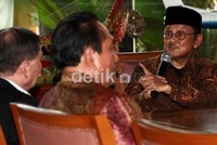 Lippo Group memberikan bantuan senilai 3 milyar kepada Yayasan Amal Abadi Beasiswa ORBIT Hasri Ainun Habibie.