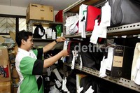 Petugas memeriksa barang elektronik yang digadaikan digudang penyimpanan di Pegadaian Pasar Senen, Jakarta Pusat, Rabu (8/8).