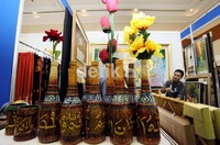 Botol bekas pun diubah menjadi vas bunga cantik dengan kreasi seni kaligrafi yang dipoles cat minyak.