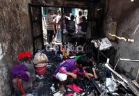 Warga mencari barang-barang yang masih bisa diselamatkan.