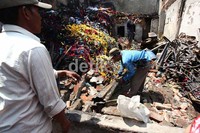 Mayoritas bagunan yang terbakar adalah tempat konveksi. Akibatnya, kain-kain di tempat konveksi tersebut hangus terbakar.