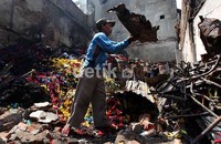 Warga mencari barang yang masih bisa diselamatkan di antara puing-puing sisa kebakaran. Akibat kebakaran ini, tak kurang 100 kepala keluarga (KK) kehilangan tempat tinggal.