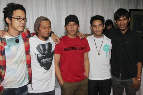 \Kisah Lainnya\, Buku Perjalanan Band Ariel cs \Kisah Lainnya\, Buku Perjalanan Band Ariel cs