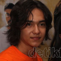 Adipati Dolken Belajar Melukis Demi Perahu Kertas
