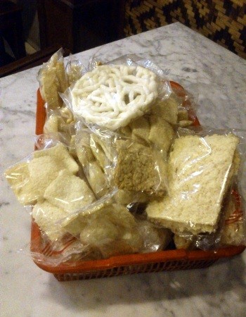 Kriuk-kriuk Meriah Kerupuk Tersanjung, Mawar, dan Kasandra