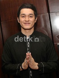 Miller Khan terlihat tampan dengan baju kokonya. (Gusmun/detikHot).