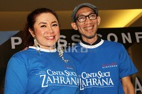 Menikah bertahun-tahun, pasangan Melly Goeslaw dan Anto Hoed selalu terlihat mesra. (Gusmun/detikHot).