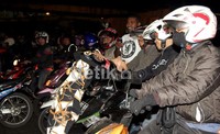 Aksi Jupe malam itu menarik perhatian puluhan pengendara motor yang melintas di jalan itu. (Prih Prawesti/detikHot).