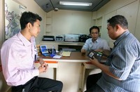 Seorang warga menukarkan uang receh di e-Buzz BRI. (Humas BRI).