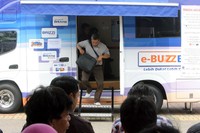 Warga tampak tertib mengantre untuk menukarkan uang receh di e-Buzz BRI. (Humas BRI).