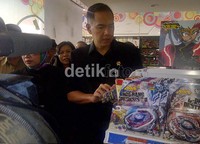 Gita Wirjawan memeriksa mainan yang dijual di salah satu toko di pusat perbelanjaan di Mal Living World. (Inka).
