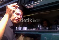 Gita Wirjawan melihat hasil uji laboratorium. Menurut Gita, mainan yang tidak memenuhi ketentuan itu berasal dari China. (Inka).
