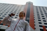 Triyatno memperlihatkan mendali perak Olimpiade 2012 di depan Hotel Atlet Century, Jakarta. Triyatno akan mudik ke kampung halamannya di Metro Lampung pada Hari Raya Idul Fitri nanti untuk berkumpul bersama keluarga besar.