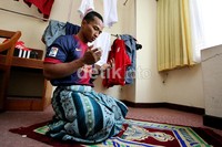 Triyatno, berdoa usai melaksanakan salat Dzuhur. Berdoa dan berikhtiar kunci keberhasilan Triyatno selama ini dalam berprestasi. Di bulan suci Ramadan, ia selalu mengisi dengan kegiatan ibadah.