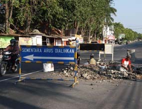 Jelang Lebaran, Perbaikan Jalan Rusak di Situbondo Dikebut