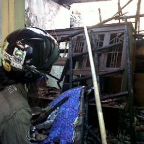 Rumah Terkepung Api, Deni Meloncat dari Lantai Dua