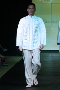 Ronald V. Gaghana Splash & Spring. Plaza Indonesia Fashion Week Special Ramadhan 2012 at Function Hall Plaza Indonesia lantai 2. Jakarta. [Foto: Mohammad Abduh/Wolipop]