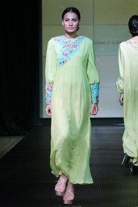 Ronald V. Gaghana Splash & Spring. Plaza Indonesia Fashion Week Special Ramadhan 2012 at Function Hall Plaza Indonesia lantai 2. Jakarta. [Foto: Mohammad Abduh/Wolipop]