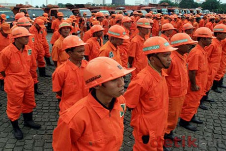Dinas Kebersihan Minta Warga Tak Beri Uang ke Penyapu Jalan