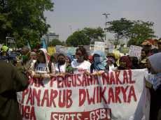 Bawa Kompor & Panci, Ratusan Buruh Geruduk Kemenakertrans
