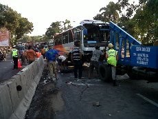 Bus Terguling di Semarang, 11 Orang Dilarikan ke RS